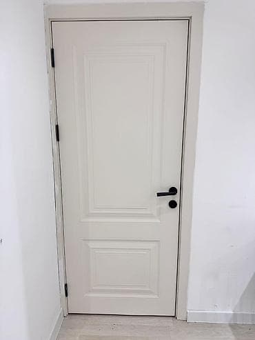 Ağ rəngdə interyer qapısı - Klassik frezli panellərlə dizayn edilmiş