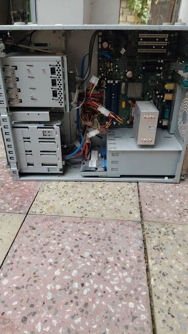 processor satisi: Daxili komponentləri açıq şəkildə görünən şassi ilə təchiz edilmiş — 3