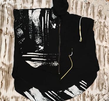 Qara-ağ abstrakt printli idman dəsti - Üst geyimi: kapüşonlu, önü tam