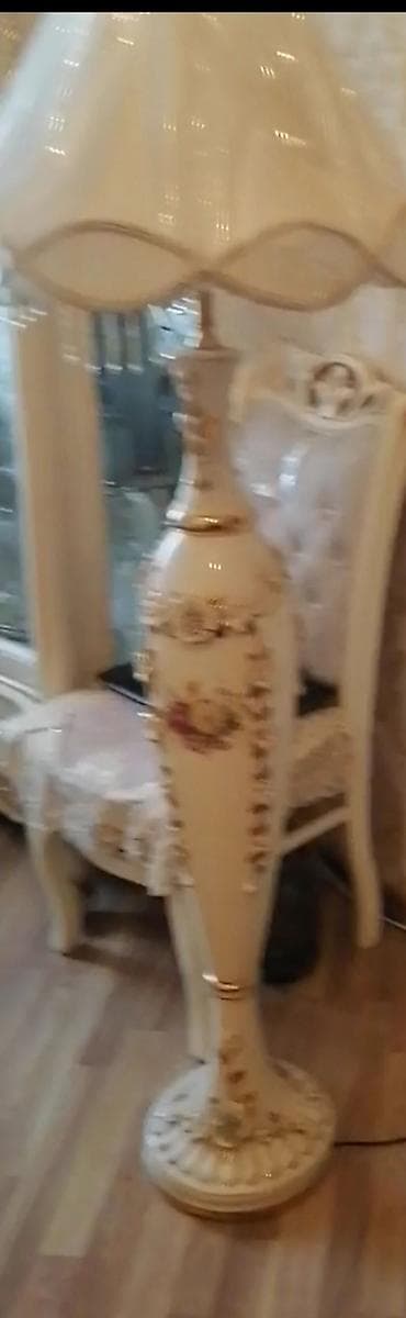 i̇şıq: Klassik üslubda döşəmə lampası Farfor - Nəfis krem rəngli abajur — 1