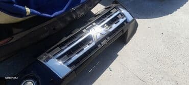 barmaqliq: Ön bamper qara rəngdədir və parıldayan xrom barmaqlıq elementləri ilə — 3