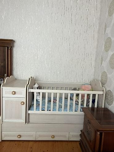 Uşaq beşiyi ilə birgə kompakt komod və alt çekmecəli modellə - — 2