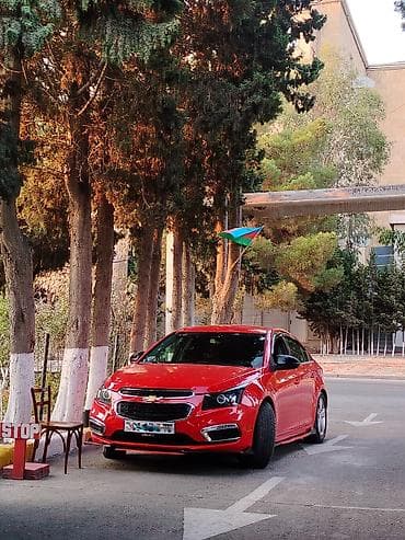 sport disk: Chevrolet Cruze sedan – parlaq qırmızı rəngdə, tam bədən kiti və idman — 4