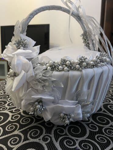 bey xoncalari: Ağ-gümüş tonlarında bəzədilmiş zərif mərasim səbəti. - Material — 1