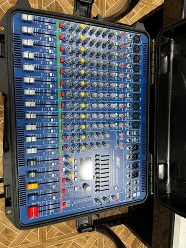 mikser en ucuz: Mavi rəngli, portativ çantada olan səs mikseri. Bu mikserin geniş — 2