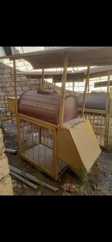 KVAS satış köşkü – mobil çənli kiosk - İçərisində silindrik metal çən