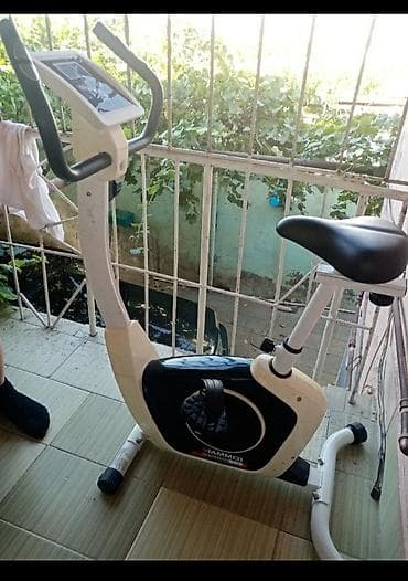 Ağ və qara rənglərdə olan bu Hammer markalı məşq velosipedi, ev