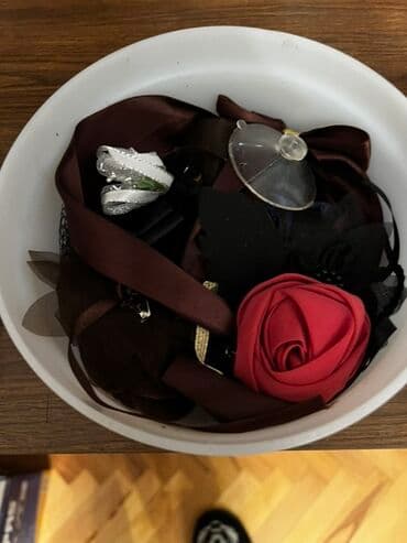 Qadınlar üçün müxtəlif saç bəzəkləri dəsti. Dəstə tünd qəhvəyi, qara — 1