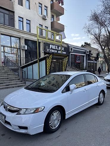 ucuz qadın maşınları: Honda Civic sedan – ağ rəng, 4 qapılı, ön ötürücülü. Xüsusiyyətlər: - — 3