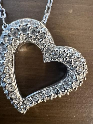 Boyunbağılar: Gümüş rəngli zəncir üzərində ürək formasında kulonlu boyunbağı. - — 2