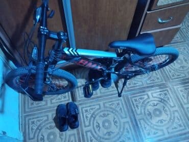 купить трюковой самокат в бишкеке: BMX velosiped, gümüşü rəngli çərçivəyə və qara detallara malikdir — 1