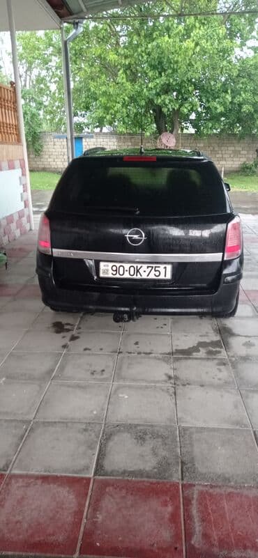 опель зафира а: Qara rəngdə olan Opel Astra universal avtomobili. Avtomobilin ön — 9