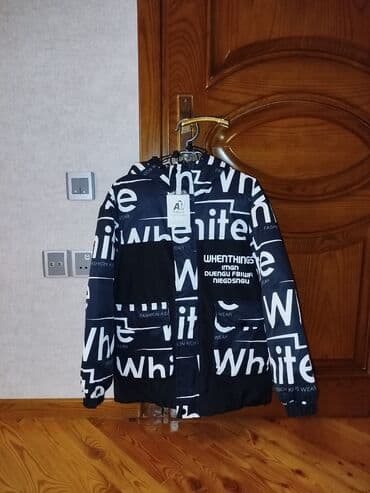 cins pencek: Qara rəngdə, ağ yazılı naxışlarla diqqətçəkən kapüşonlu qış gödəkçəsi — 4