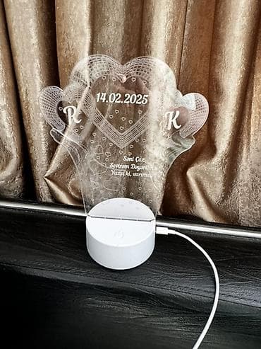 qadin sekilleri: Şəxsi dizaynlı LED akril masa lampası - Üç ürək fiqurlu, lazerlə oyma — 7