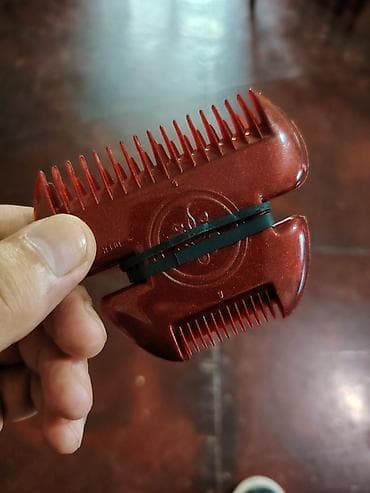 İki tərəfli qırmızı plastik saqqal/bığ formalaşdırma darağı -