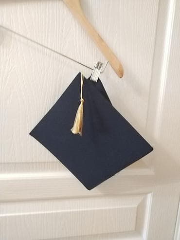 kloun paltarı: Məzuniyyət geyim dəsti - Tünd göy rəngli məzun xalatı, krem rəngli — 4