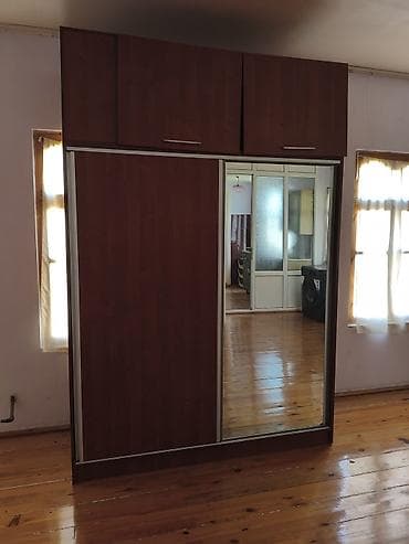 islenmis yataq: İşlənmiş, 3 qapılı, Güzgülü, Qəhvəyi, Taxta, Kupe, Düz dolab — 2