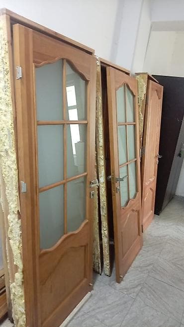 Siyirmə qapılar: Taxta otaq qapıları – şüşəli və şüşəsiz modellər. İşlənmişdir — 1