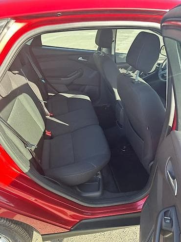 şuşa ramana: Ford Focus sedan, qırmızı rəng. - Kuzov: 4 qapılı sedan, aerodinamik — 3