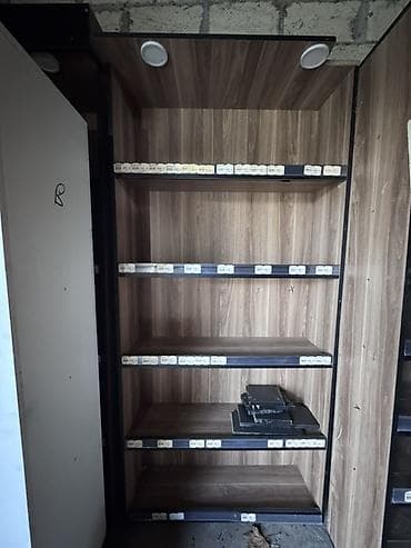 kafe avadanlığı: Mağaza vitrin rəfi – taxta teksturalı panel və metal karkaslı modul — 1