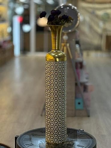 Vazalar: Bir vaza, Metal — 4