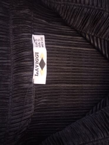 deri plas: Qara pleyse (qat-qat) fakturalı köynək/bluz. Çox baha alınıb 3 4 dəfə — 4