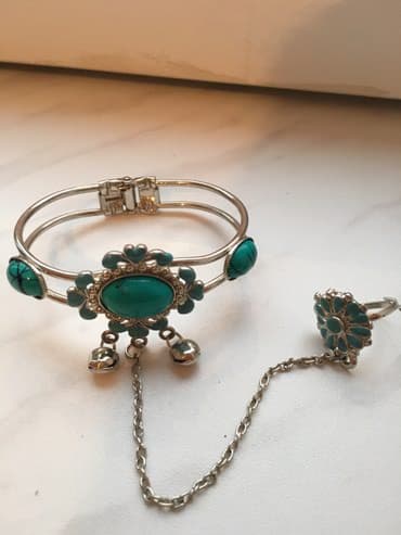 Xınayaxdı meclisleri üçün ela aksesuar: qolbağ ve üzük. İstifade lalafo.az -da Xınayaxdı meclisleri üçün ela aksesuar: qolbağ ve üzük. İstifade