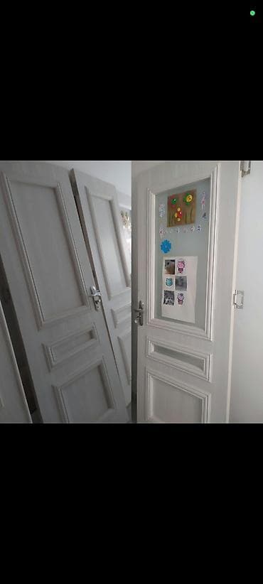 plasmas qapi: 8 ədəd ev qapısı satilir.1 ədədi şüşəlidi.7 ədədi şüşəsiz.Bir ədədi — 1