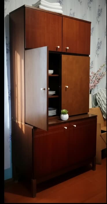 Konteynerlər: Dolab Alman istehsalı. 2 hissəyə ayrılır. Eni 1 metr Hundürlüyü 2.20 — 1