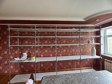 Mağaza vitrin rəfi – modul tipli, xromatık metal karkas və ağ rəflər — 3