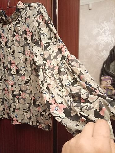 Qadın geyimləri dəsti 1) Çiçək naxışlı bluz: - Rənglər: qara fon