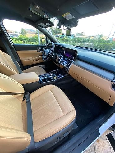 2107 farası: Kia Sorento – ağ rəngli, yeni loqolu kuzov. Geniş və müasir 7 yerlik — 6