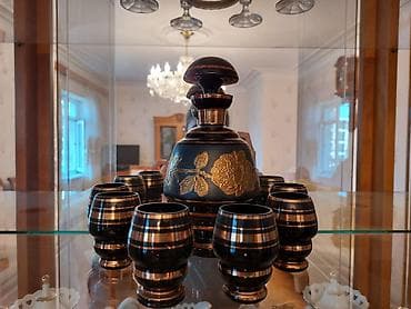 Dekorativ qraf və badə dəsti - Klassik üslubda, qaranlıq tonlarda