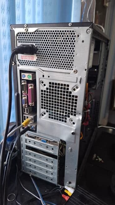 gtx 750 ti qiymeti: Masaüstü kompüter keysi Arxa panelində VGA, DVI, USB portları, səs — 1