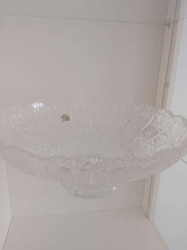 aksesuar qabi: Bohemia brendindən böyük xrustal vaza. Baha qiymətə alınıb, 30 manata — 2