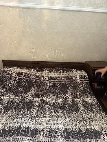 Yataq otağı mebel dəsti satılır. Dəstə şəkildə görünən əsas hissələr — 3