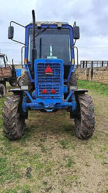 ucuz maşlar: Mavi rəngli kənd təsərrüfatı traktoru - Kabinli, geniş görünüşlü — 1