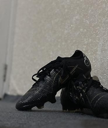 nike ayakkabı: Məhsul: Futbol butsaları (qazon üçün) Təsvir: - Rəng: Qara, qızılı və — 2