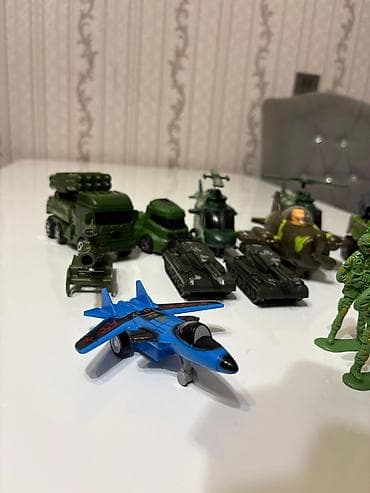 vertolyot: Uşaq oyuncaqları – Hərbi texnika dəsti Məzmun: - 2 ədəd hərbi tank — 1