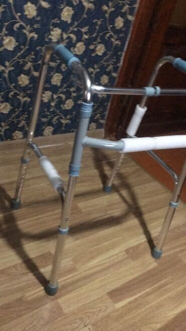 Alfa Romeo: Gəzinti çərçivəsi (walker) Qatlanir yiğilir boya göre temzimlənir. - — 2