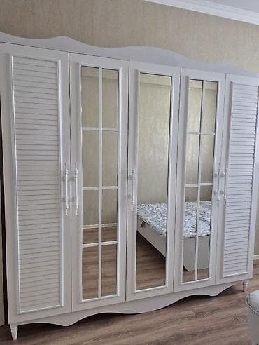 5 qapılı dolab – klassik ağ dizayn, dekorativ oyma alt panel və yuxarı