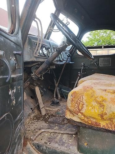 bu avtomobil traktor variantı: Köhnə tipli 6x4 damperli yük maşını Xüsusiyyətlər: - Gövdə: metal — 1