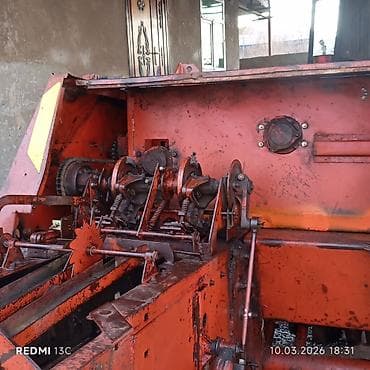 lada vaz oturacaq: Saman presi – kvadrat balya bağlayan traktor qoşqusu - Tip — 2