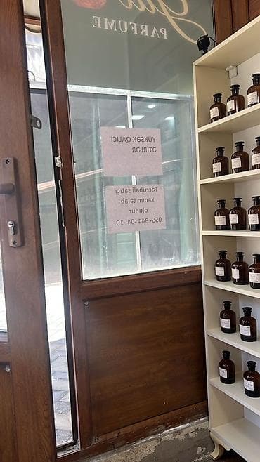 Parfum magazasina tecrubeli satici teleb olunur.Magaza Xalqlarda