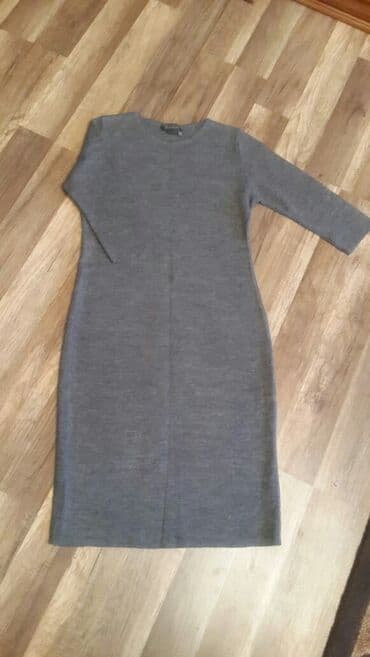 Digər qadın geyimləri: 1 defe istifade olunub. Razmer 40 Kemeri var.Uzunlugu midi — 2