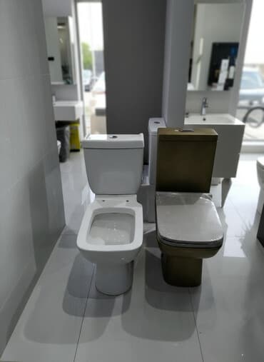 tualet ucun unitaz: Bu tualet həm klassik, həm də müasir interyerlərə uyğun gələn, ağ — 1