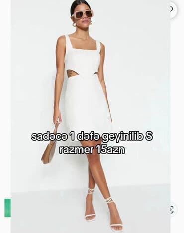 Ağ rəngli elegant qısa don. Kvadrat yaxalı, qalın çiyin askıları ilə