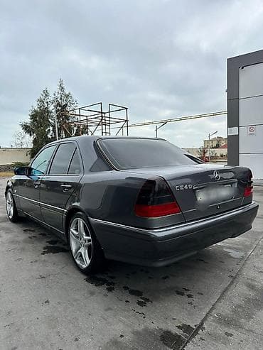 Mercedes-Benz C-Class: 2.4 l | 1998 il Sedan — 4