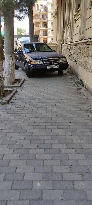 priora kapotu: Mercedes-Benz C220 sedan - Kuzov: W202, 4 qapı, tünd mavi rəng - — 3