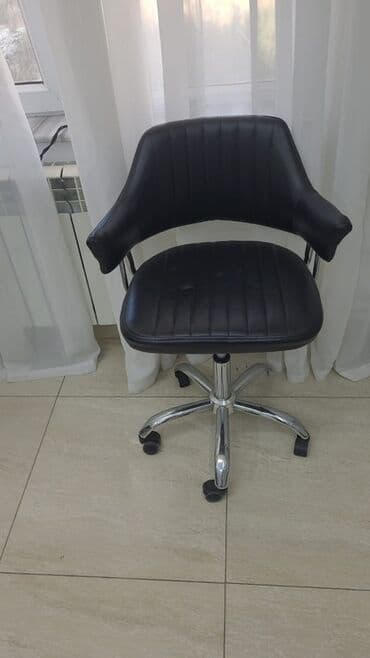 вешалки для магазина: Стеклянная витрина-шкаф — 6